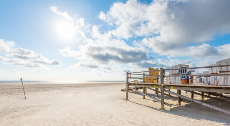 Strandkorbpodest im Gegenlicht