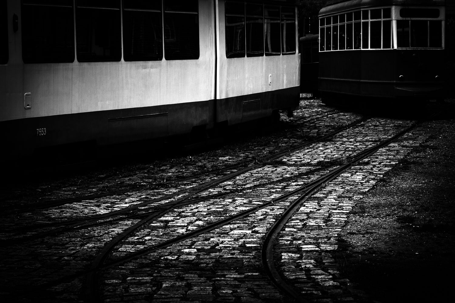Straßenbahnen in Schönberg Straßenbahnen in Schönberg auf Gleisen und Pfalster im kontraststarken Schwarzweiß.