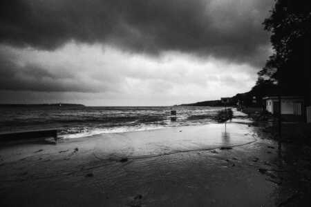 Überfluteter Fördewanderweg in Heikendorf während der Strumflut.