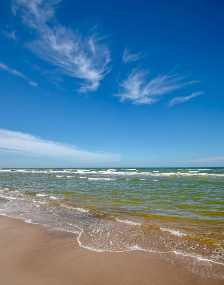 Ufer des Skageraks unter blauem Himmel