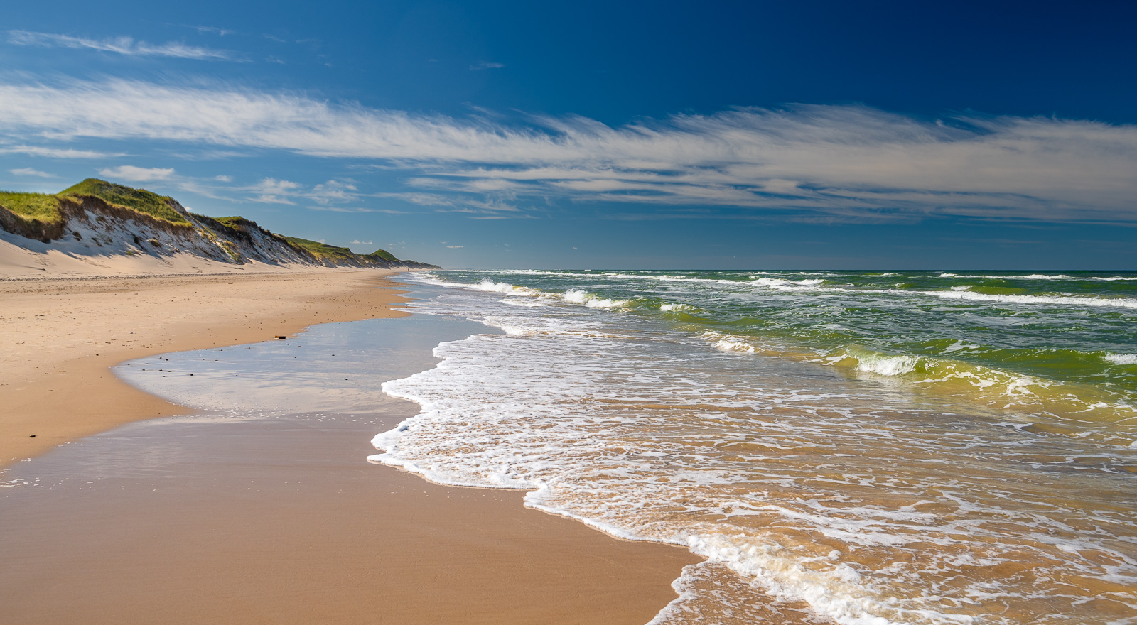 Weiter Nordseestrand mit Brandung und Dünen bei Skagen