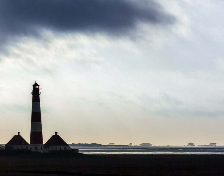 Westerhever Leuchtturm und St. Peter-Ording im Gegenlicht