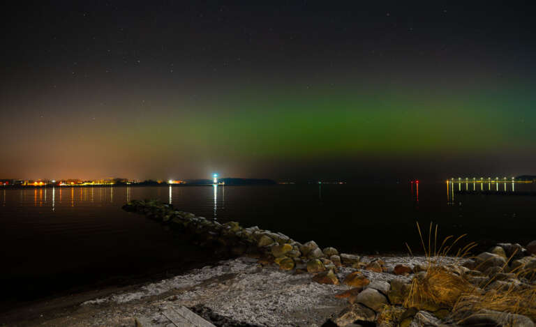 Winterliches Polarlicht und Buhne vor Heikendorf