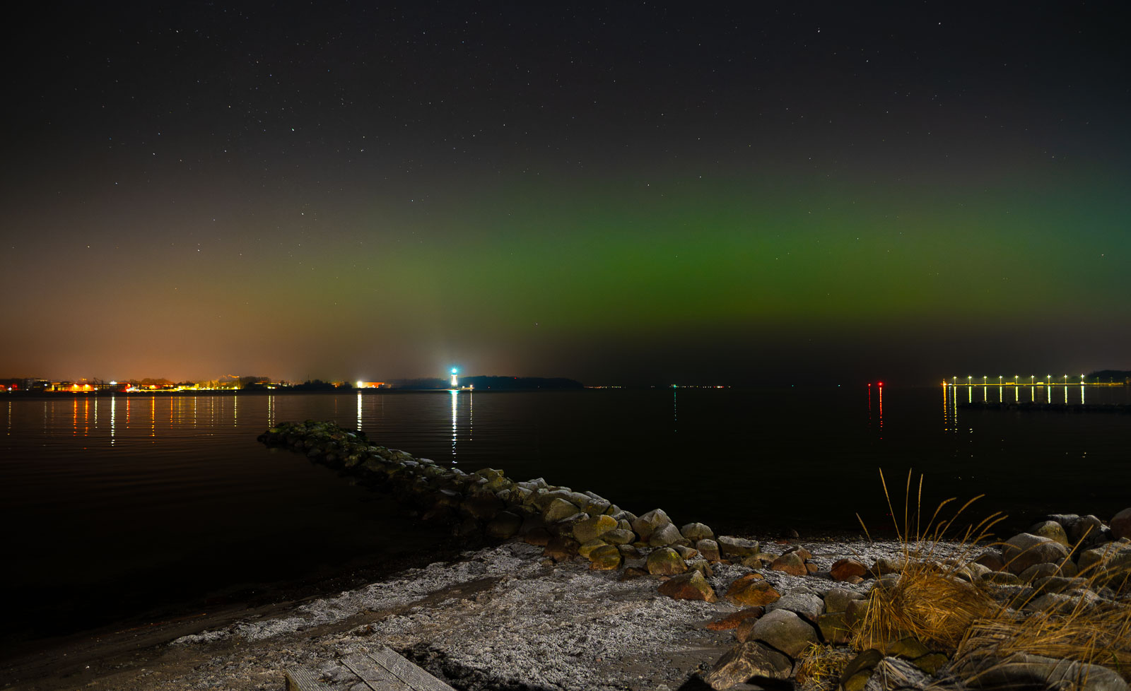 Winterliches Polarlicht und Buhne vor Heikendorf