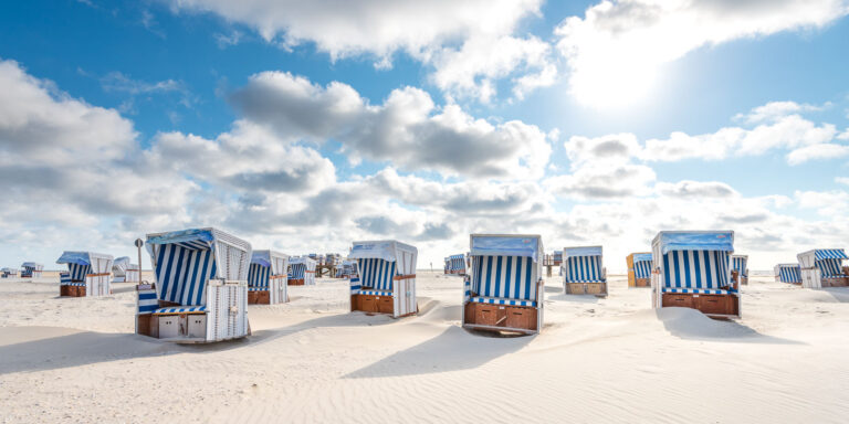Strandkörbe im Gegenlicht